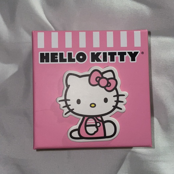 Hello Kitty earrings - Picture 2 of 3